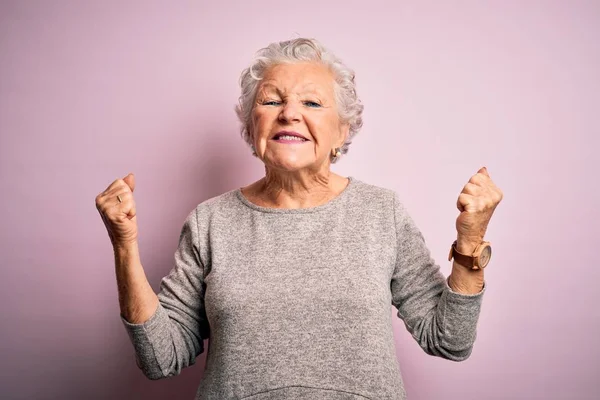 Senior Hermosa Mujer Con Camiseta Casual Pie Sobre Fondo Rosa — Foto de Stock