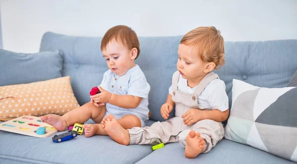 Belas Crianças Sentadas Sofá Brincando Com Brinquedos Casa — Fotografia de Stock