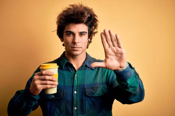 Joven Hombre Guapo Bebiendo Vaso Café Pie Sobre Fondo Amarillo — Foto de Stock