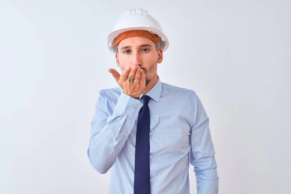 Giovane Uomo Affari Indossa Appaltatore Casco Sicurezza Sfondo Isolato Guardando — Foto Stock