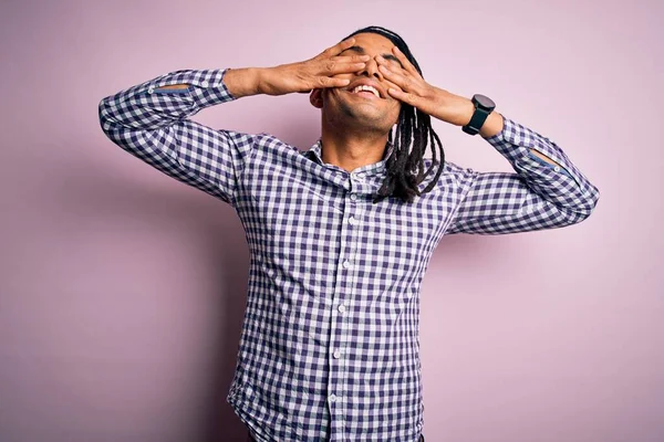 ハンサムなアフリカ系アメリカ人のアフロマンが 陽気で面白い手で目を覆うカジュアルなシャツを着ている ブラインドコンセプト — ストック写真