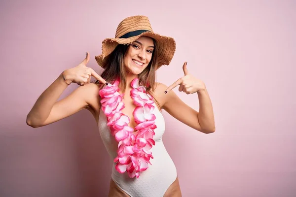 Junge Schöne Brünette Frau Urlaub Badeanzug Und Hawaiianischen Blumen Lei — Stockfoto