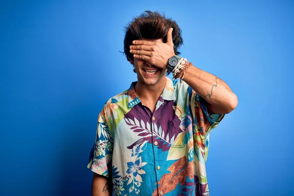 Jovem Bonito Homem Férias Vestindo Camisa Verão Sobre Fundo Azul — Fotografia de Stock