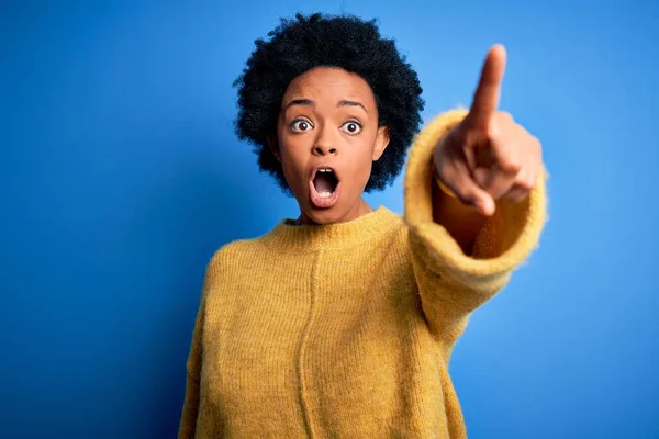 Joven Hermosa Afroamericana Afro Mujer Con Pelo Rizado Usando Suéter —  Fotos de Stock