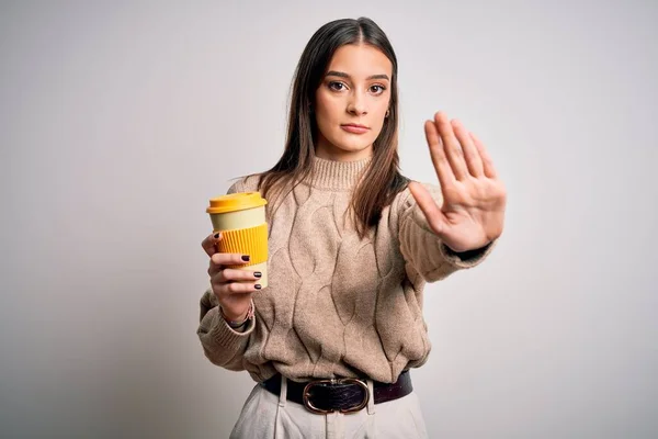 Junge Schöne Brünette Frau Trinkt Ein Glas Kaffee Auf Isoliertem — Stockfoto