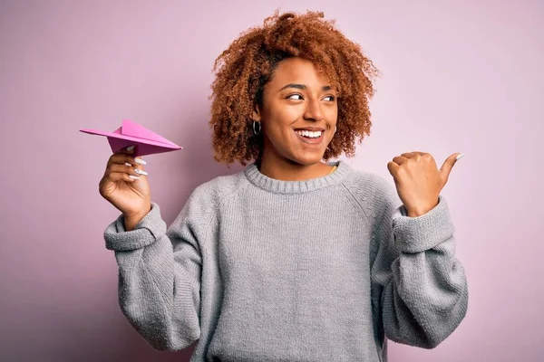 Mladý Afroameričan Afro Žena Kudrnaté Vlasy Drží Papír Růžové Letadlo — Stock fotografie