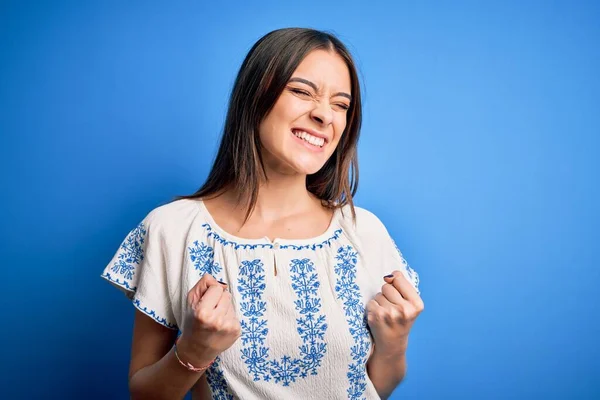 Young Beautiful Brunette Woman Wearing Casual Shirt Standing Blue Background — Stock Photo, Image
