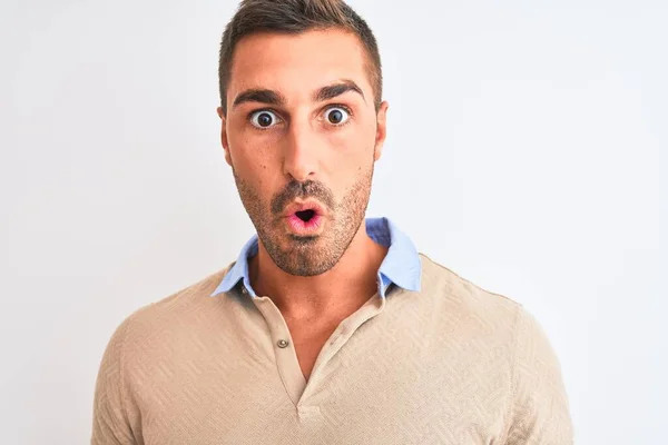 Jovem Homem Bonito Vestindo Elegante Camiseta Sobre Fundo Isolado Assustado — Fotografia de Stock