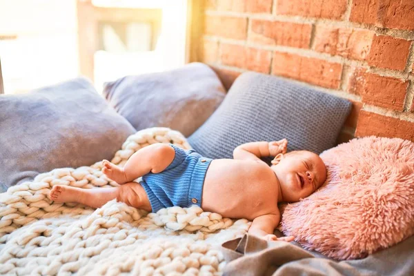 可爱的婴儿躺在沙发上 盖在家里的毛毯上 新生儿的哭声 — 图库照片