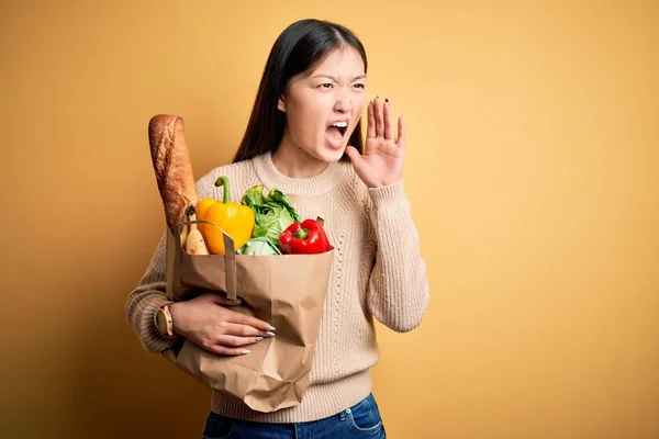 Junge Asiatische Frau Hält Papiertüte Mit Frischen Gesunden Lebensmitteln Über — Stockfoto