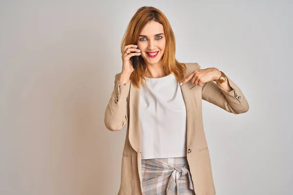 Mladý Kavkazský Elegantní Obchodní Žena Mluví Telefonu Přes Izolované Pozadí — Stock fotografie