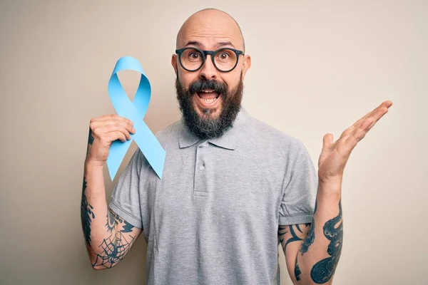 Hombre Calvo Guapo Con Barba Tatuajes Sosteniendo Cinta Azul Cáncer — Foto de Stock