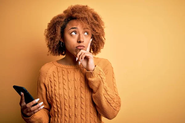 Afrika Kökenli Kıvırcık Saçlı Akıllı Telefon Kullanan Soru Soran Kafası — Stok fotoğraf