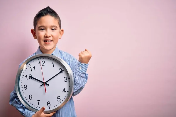 Молодий Маленький Хлопчик Тримає Велику Хвилину Годинник Над Ізольованим Рожевим — стокове фото