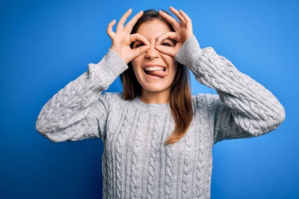 Vacker Ung Kvinna Bär Casual Ull Tröja Stående Över Blå — Stockfoto