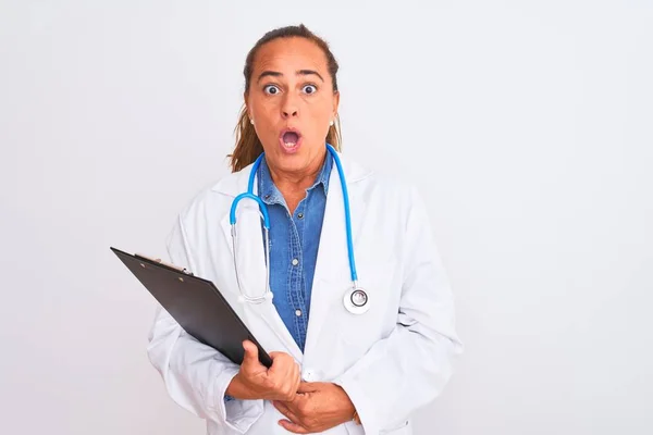 Middle Age Mature Doctor Woman Holding Clipboard Isolated Background Scared — Stockfoto