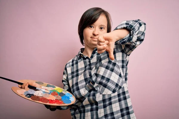 Joven Síndrome Artista Mujer Sosteniendo Paleta Pintor Pincel Sobre Fondo —  Fotos de Stock