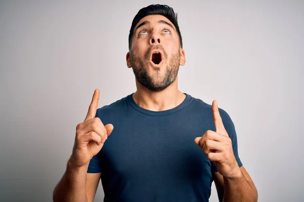 Joven Hombre Guapo Con Camiseta Casual Pie Sobre Fondo Blanco —  Fotos de Stock