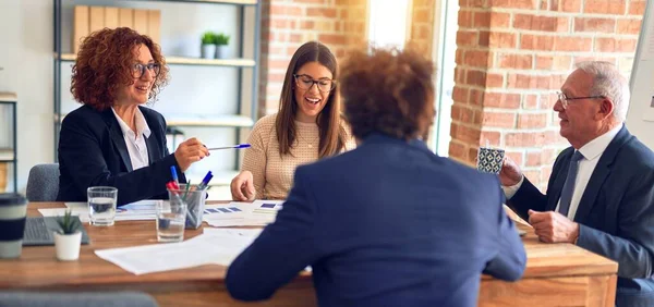 Grupp Affärsanställda Ler Glada Och Självsäkra Tala Med Ett Leende — Stockfoto