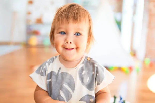 Entzückendes Kleinkind Mit Einem Lächeln Gesicht Und Einer Fütterungsflasche Jede — Stockfoto