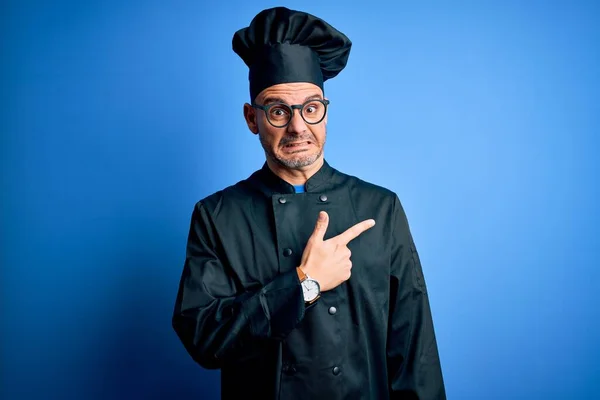 Joven Hombre Guapo Chef Con Uniforme Cocina Sombrero Sobre Fondo —  Fotos de Stock