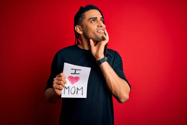 Joven Afroamericano Hombre Sosteniendo Amor Mamá Mensaje Papel Celebrando Madres — Foto de Stock