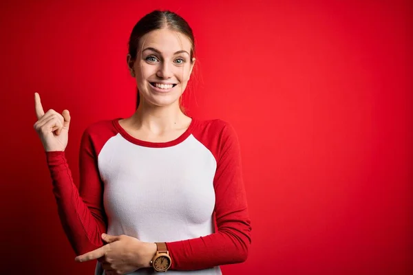 Młoda Piękna Ruda Kobieta Ubrana Luźny Shirt Odizolowanym Czerwonym Tle — Zdjęcie stockowe