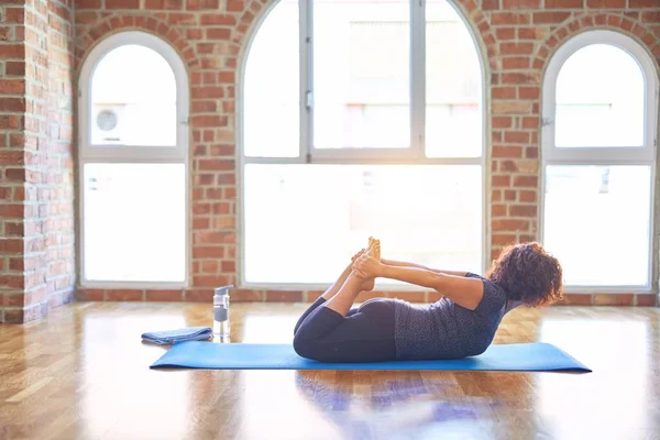 Schöne Sportlerin Mittleren Alters Praktiziert Yoga Und Posiert Mit Nach — Stockfoto