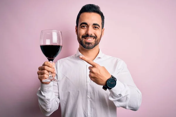 Giovane Bell Uomo Con Barba Bere Bicchiere Vino Rosso Sfondo — Foto Stock