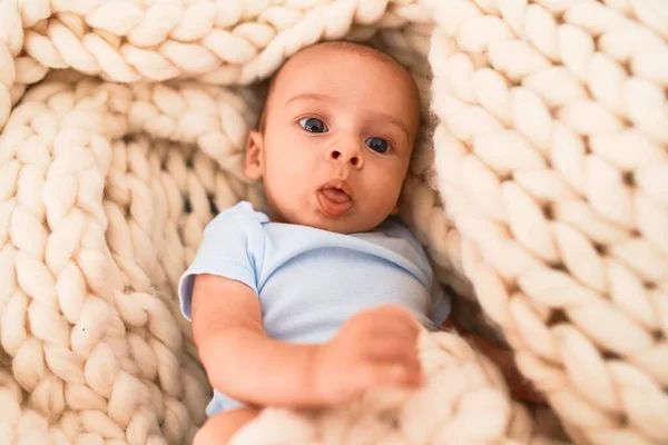 自宅のソファの上に毛布の上に寝そべっている愛らしい赤ちゃん 新生児のリラックスと休息快適な — ストック写真