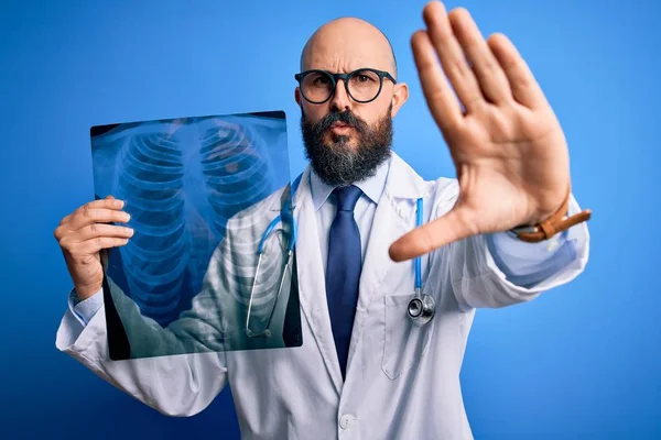 Guapo Calvo Doctor Hombre Con Barba Usando Estetoscopio Sosteniendo Radiografía —  Fotos de Stock