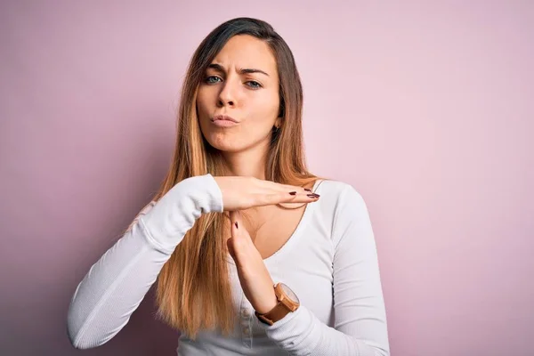 Pembe Arka Planda Beyaz Tişört Giyen Mavi Gözlü Genç Güzel — Stok fotoğraf