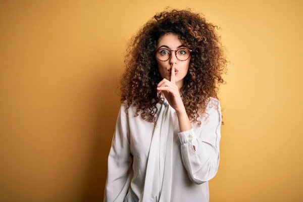 Jonge Mooie Brunette Vrouw Met Krullend Haar Piercing Dragen Shirt — Stockfoto