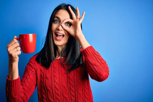 Giovane Donna Con Gli Occhi Blu Bere Tazza Caffè Piedi — Foto Stock