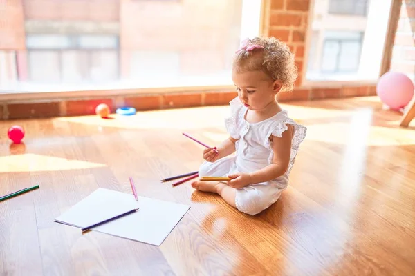 Prachtige Kaukasische Baby Spelen Met Speelgoed Kleurrijke Speelkamer Vrolijke Speelse — Stockfoto