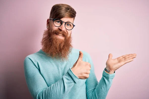 Snygg Irländsk Rödhårig Man Med Skägg Bär Glasögon Över Rosa — Stockfoto