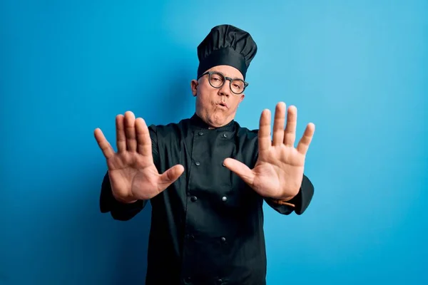 Hombre Guapo Cocinero Pelo Gris Mediana Edad Con Uniforme Cocina —  Fotos de Stock