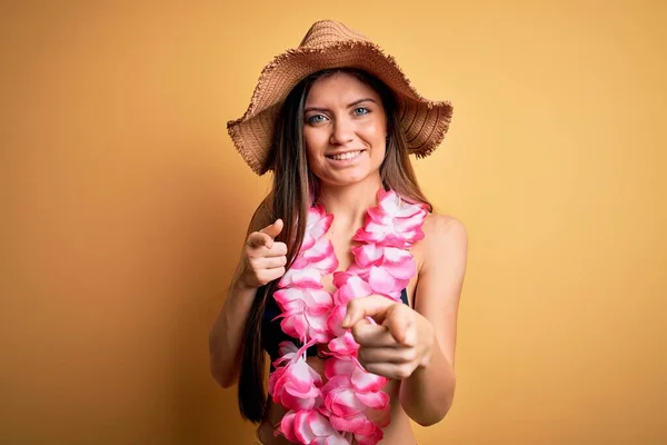 ビキニとハワイのレイを身に着けて休暇に青い目をした若い美しい女性は 幸せで面白い顔をしたカメラに指を指しています 良いエネルギーと振動 — ストック写真