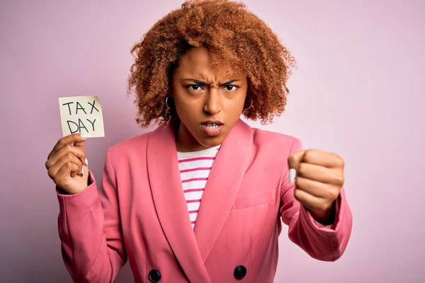 Jovem Afro Americano Africano Mulher Com Cabelo Encaracolado Segurando Papaer — Fotografia de Stock