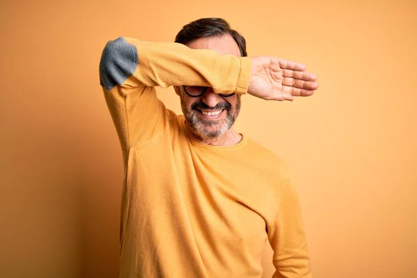 Chlupatý Muž Středního Věku Nosí Ležérní Svetr Brýle Přes Izolované — Stock fotografie