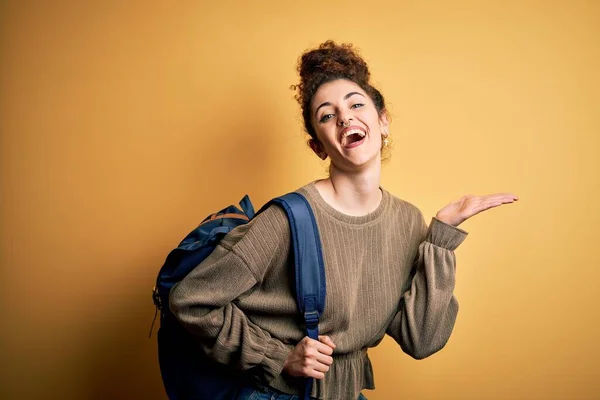 Jonge Mooie Student Vrouw Met Krullend Haar Piercing Dragen Rugzak — Stockfoto