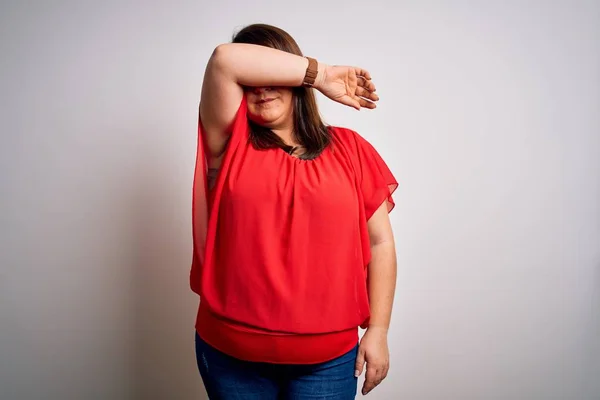Linda Morena Size Mulher Vestindo Casual Camiseta Vermelha Sobre Fundo — Fotografia de Stock