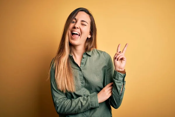 Jovem Mulher Loira Bonita Com Olhos Azuis Vestindo Camisa Verde — Fotografia de Stock