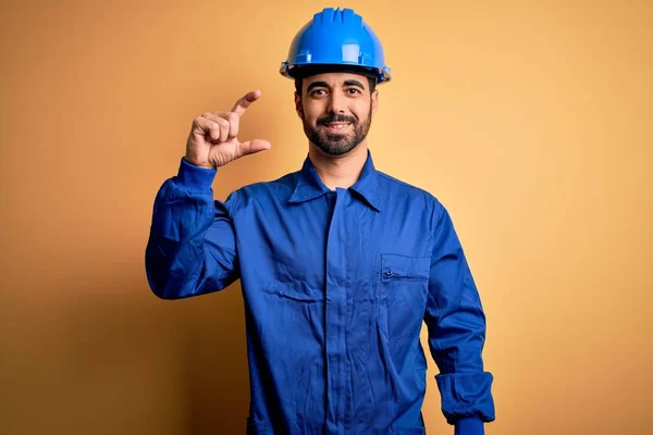 Mekaniker Man Med Skägg Bär Blå Uniform Och Skyddshjälm Över — Stockfoto