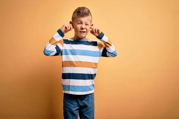 Jonge Kleine Blanke Jongen Met Blauwe Ogen Draagt Kleurrijke Gestreepte — Stockfoto