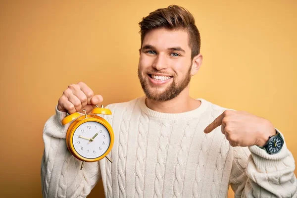 Junger Blonder Mann Mit Bart Und Blauen Augen Hält Wecker — Stockfoto