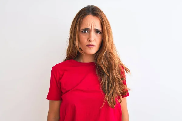 Mujer Joven Con Camiseta Ocasional Roja Que Pasea Sobre Fondo —  Fotos de Stock