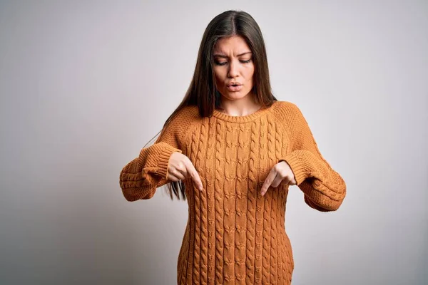 Mujer Hermosa Joven Con Ojos Azules Usando Suéter Casual Pie —  Fotos de Stock