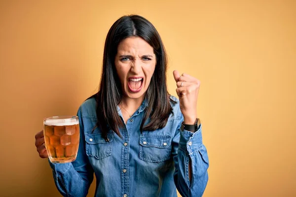 Jovem Mulher Com Olhos Azuis Bebendo Jarra Cerveja Sobre Fundo — Fotografia de Stock