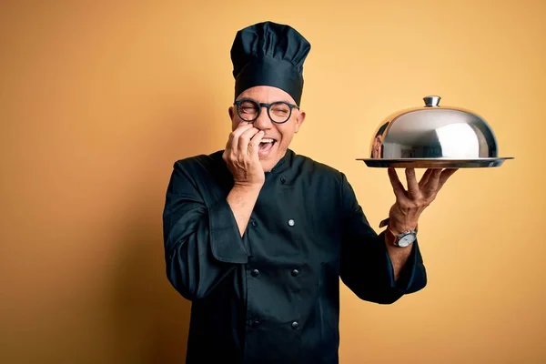 Hombre Camarero Guapo Pelo Gris Mediana Edad Con Uniforme Cocina —  Fotos de Stock